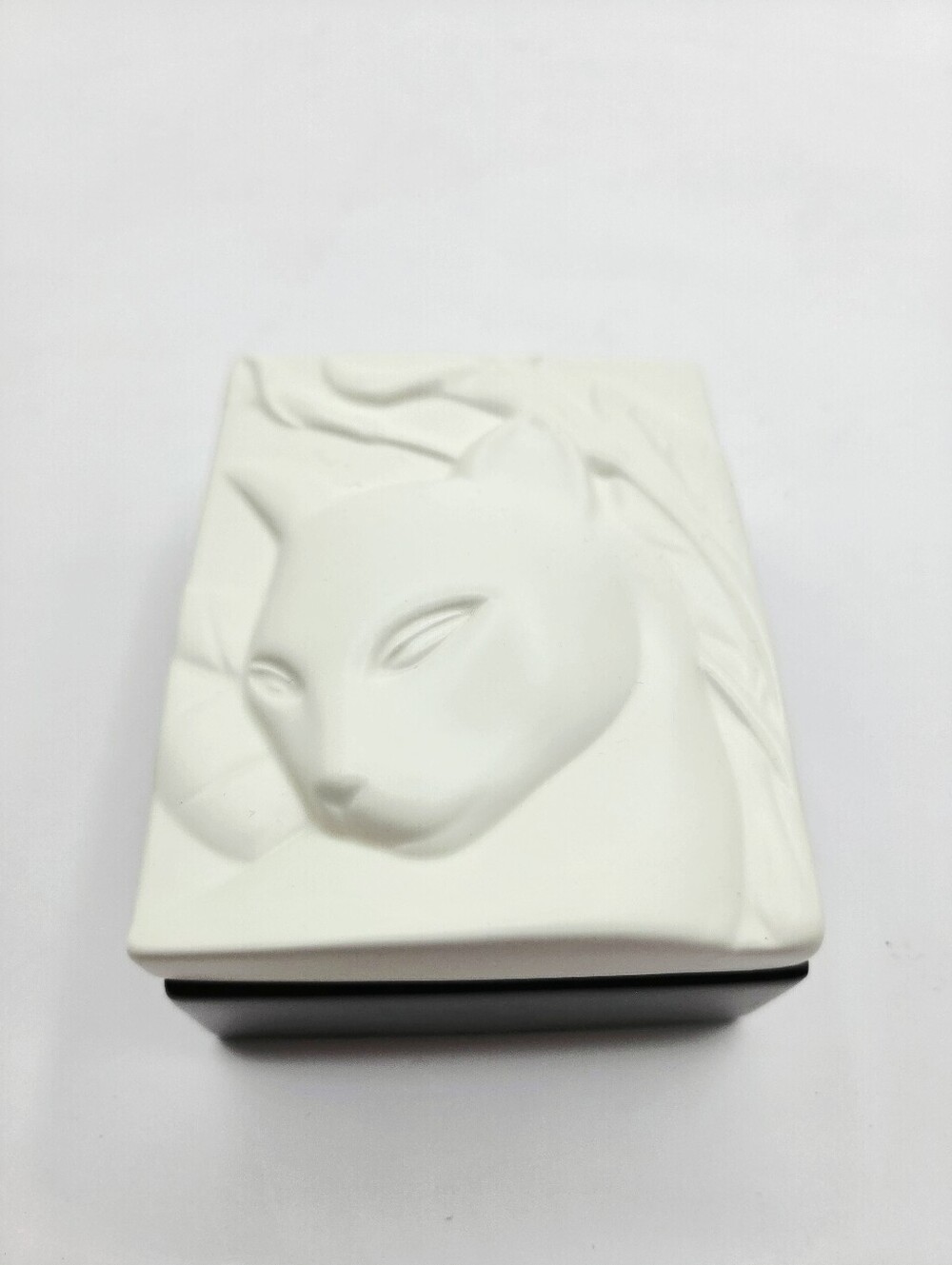 Hallmark Vintage Sculpted White Cat Porcelain Trinket Box - Art Deco